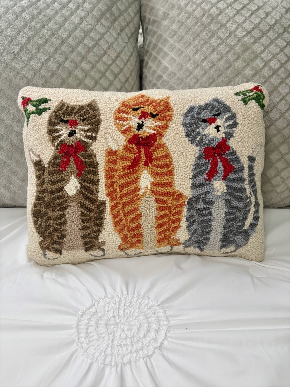 Peking Handicraft Caroling Cat Trio Hook Wool Holiday Throw Pillow 14 x 18